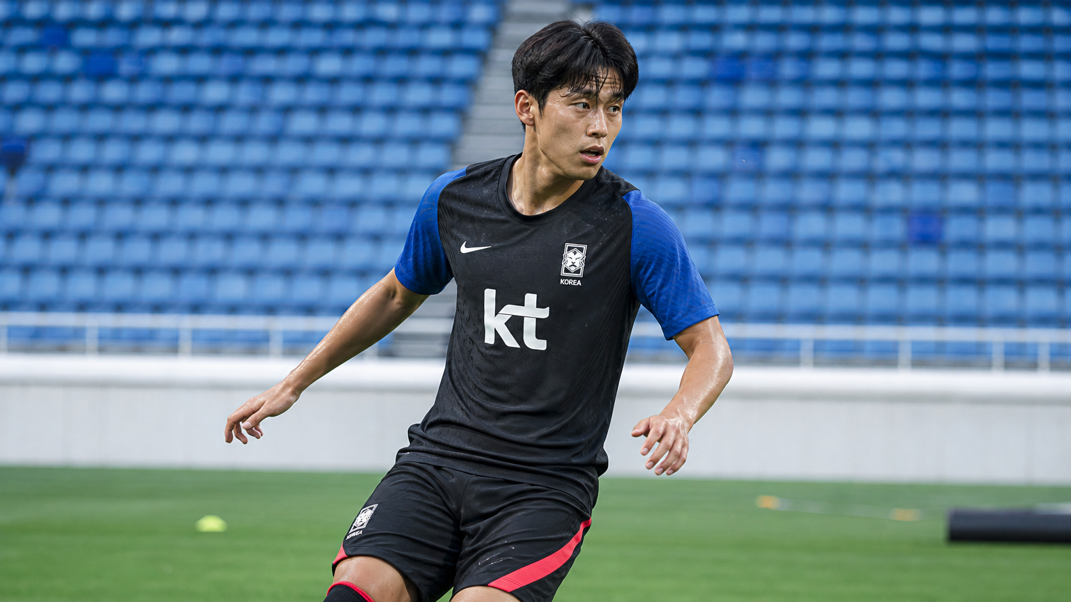 젊은 축구 선수가 현대적인 유니폼을 입고 연습 중인 모습