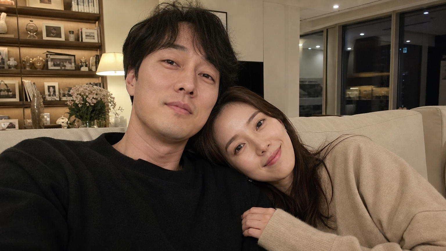 아늑한 거실에서 아내와 함께 있는 소지섭의 모습
