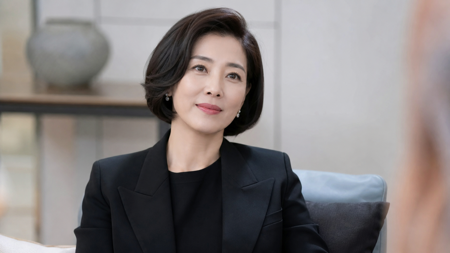 우아한 단발머리를 한 40대 여성의 자신감 있는 모습