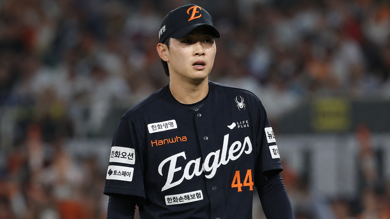 한화 이글스 유니폼을 입고 마운드에 서있는 걱정스러운 표정의 젊은 투수