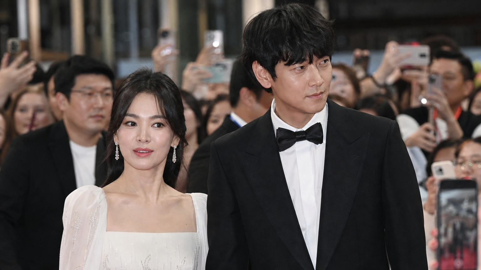 송혜교와 강동원이 공식 행사장에서 주목받는 모습