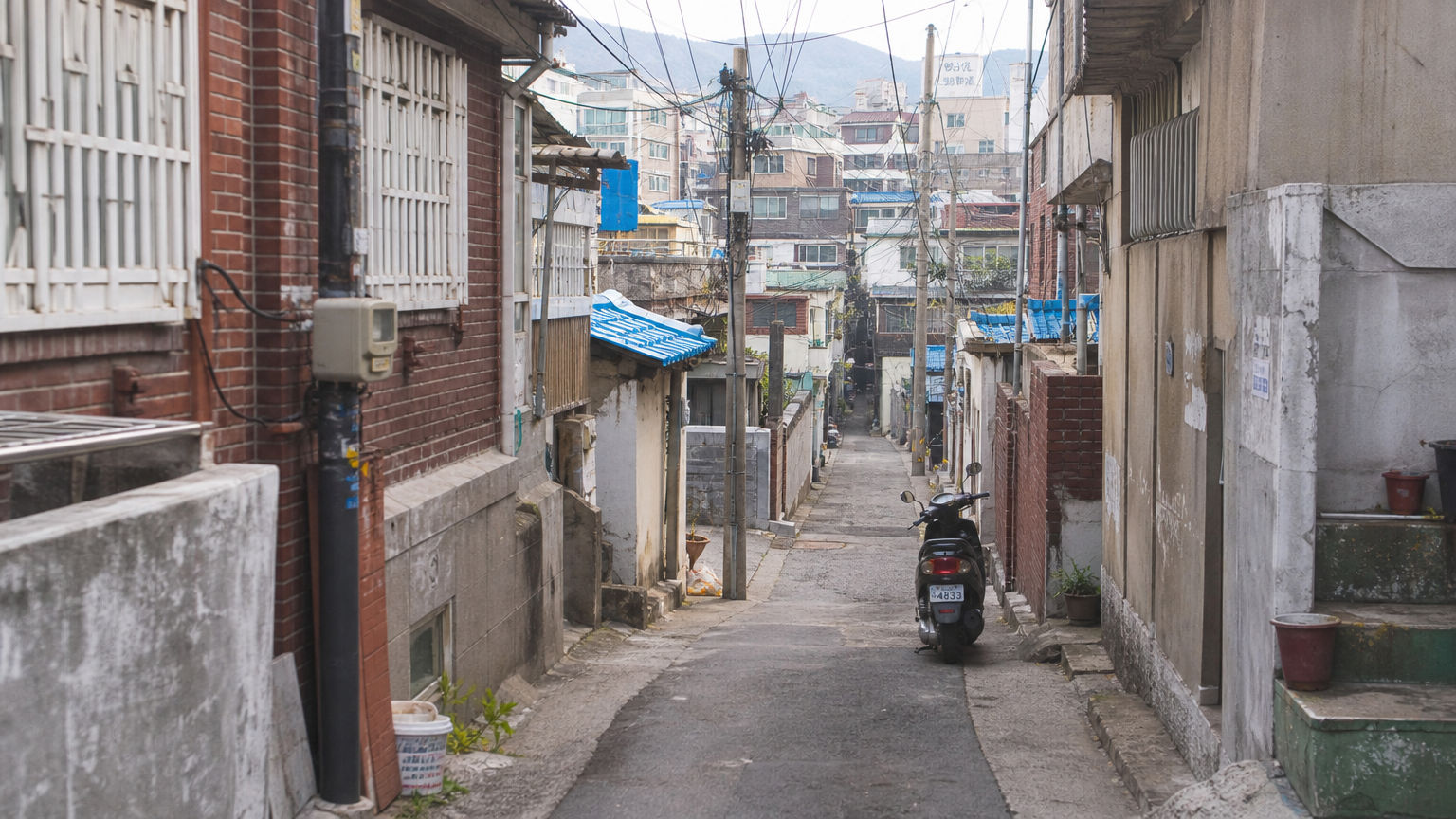 주거 개선 프로젝트 필요성을 보여주는 창신동의 좁은 거리와 오래된 건물들