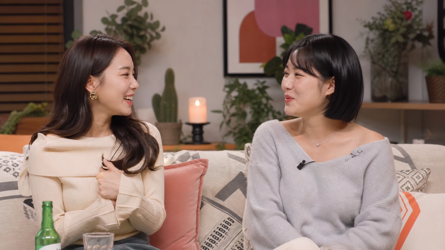 방송 중 편안한 거실 세트에서 따뜻한 대화를 나누는 두 명의 한국 여성