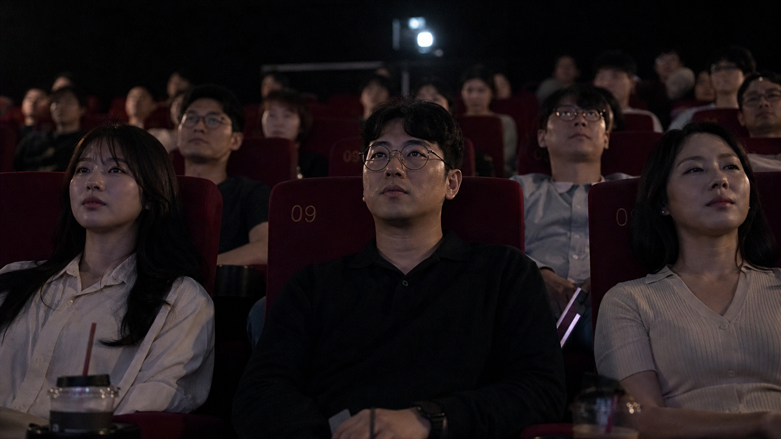어두운 극장에서 감동적인 음악에 몰입한 성인 관객들