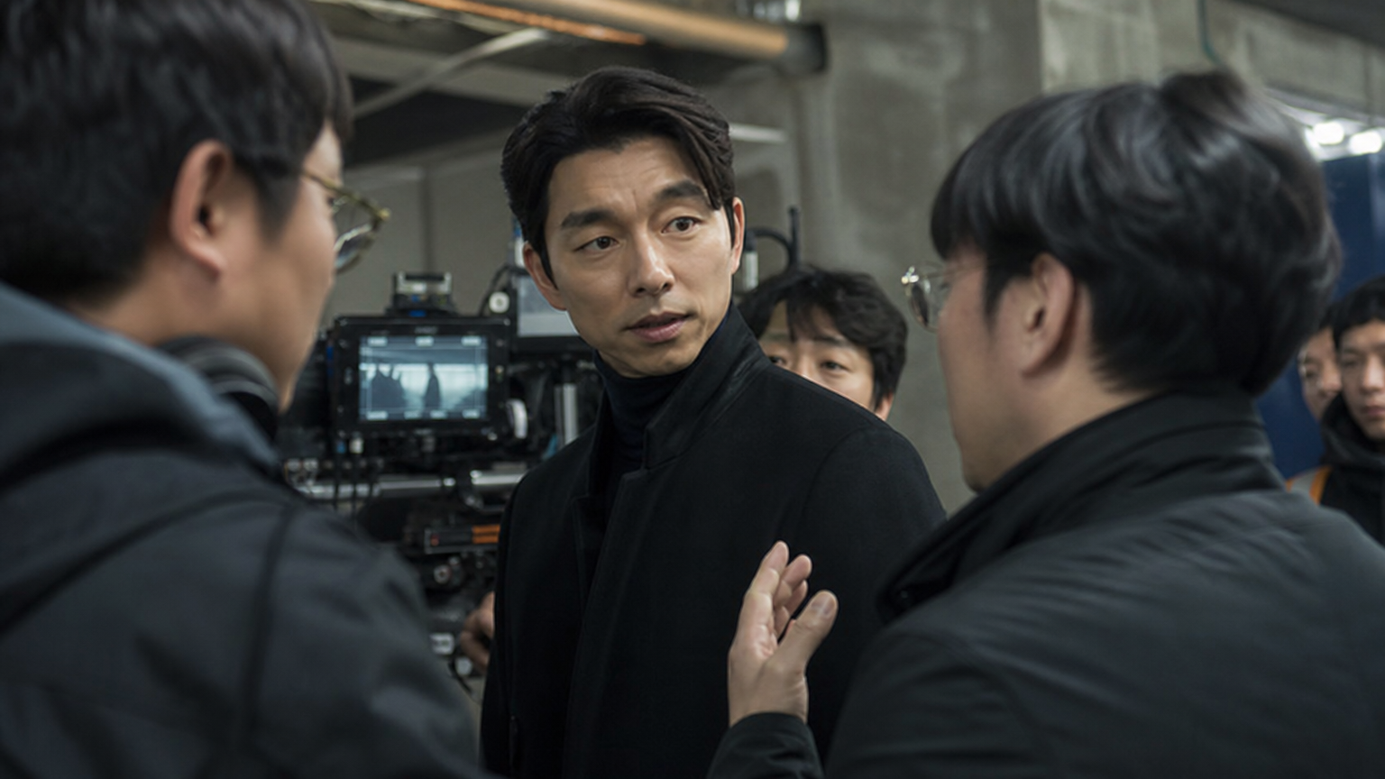 감독과 제작진과 함께 바쁜 영화 스튜디오 환경에서 상호작용하는 영향력 있는 한국 남자 배우