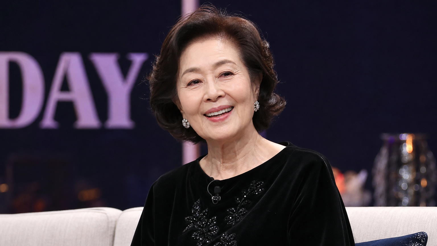 세련된 외모와 당당함으로 방송에 출연 중인 노련한 여배우