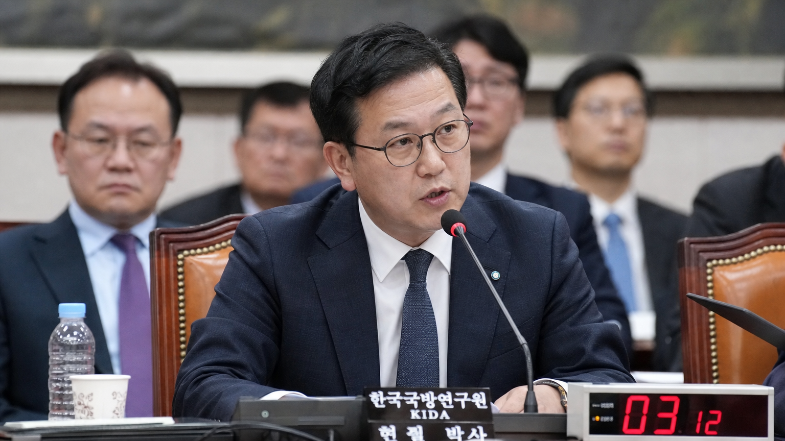 국방 문제를 다루는 의회 세션에 참여 중인 한국 방위 전문가