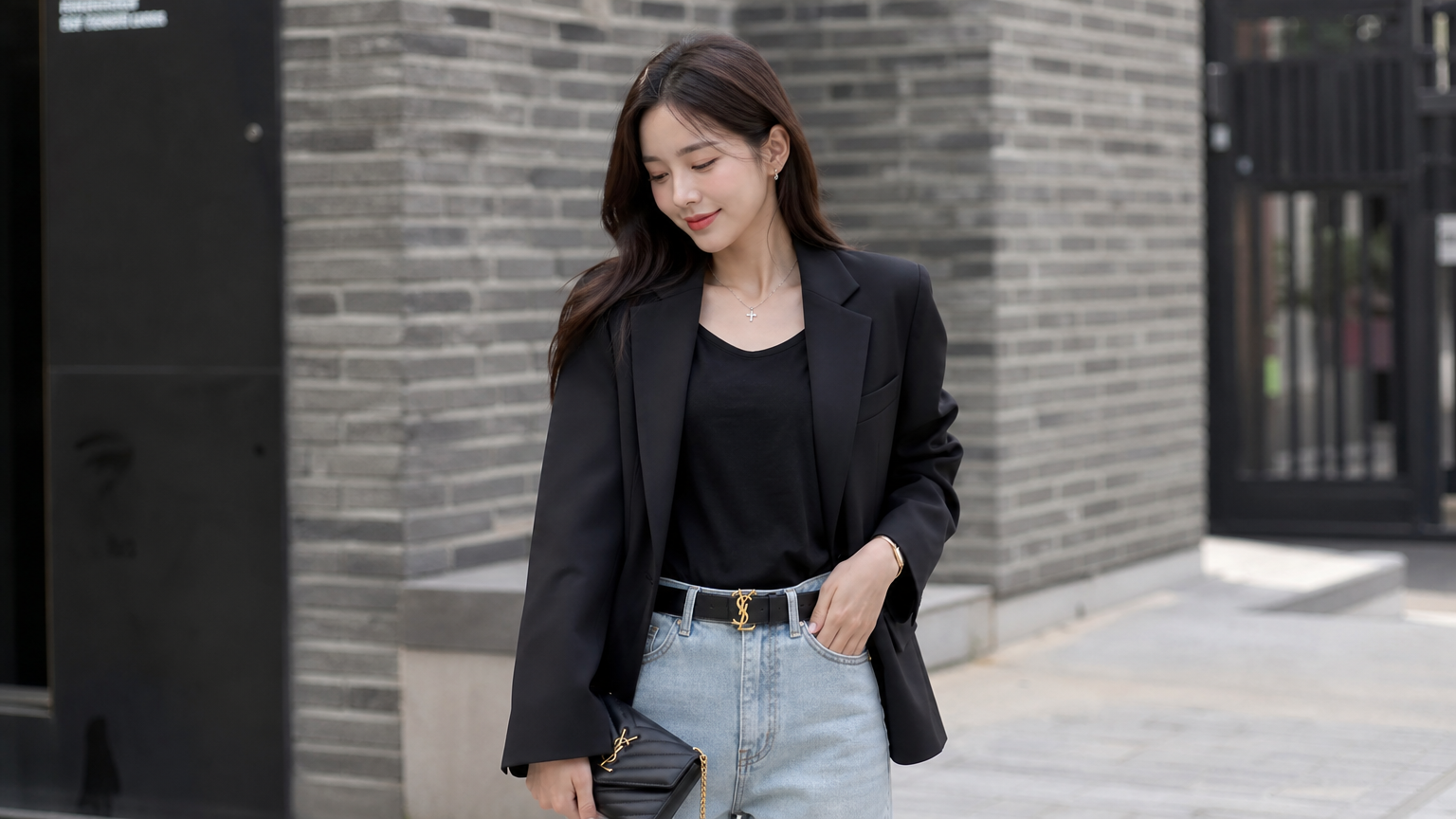 도심 배경에서 세련된 YSL 벨트를 착용하고 있는 현대적인 여성