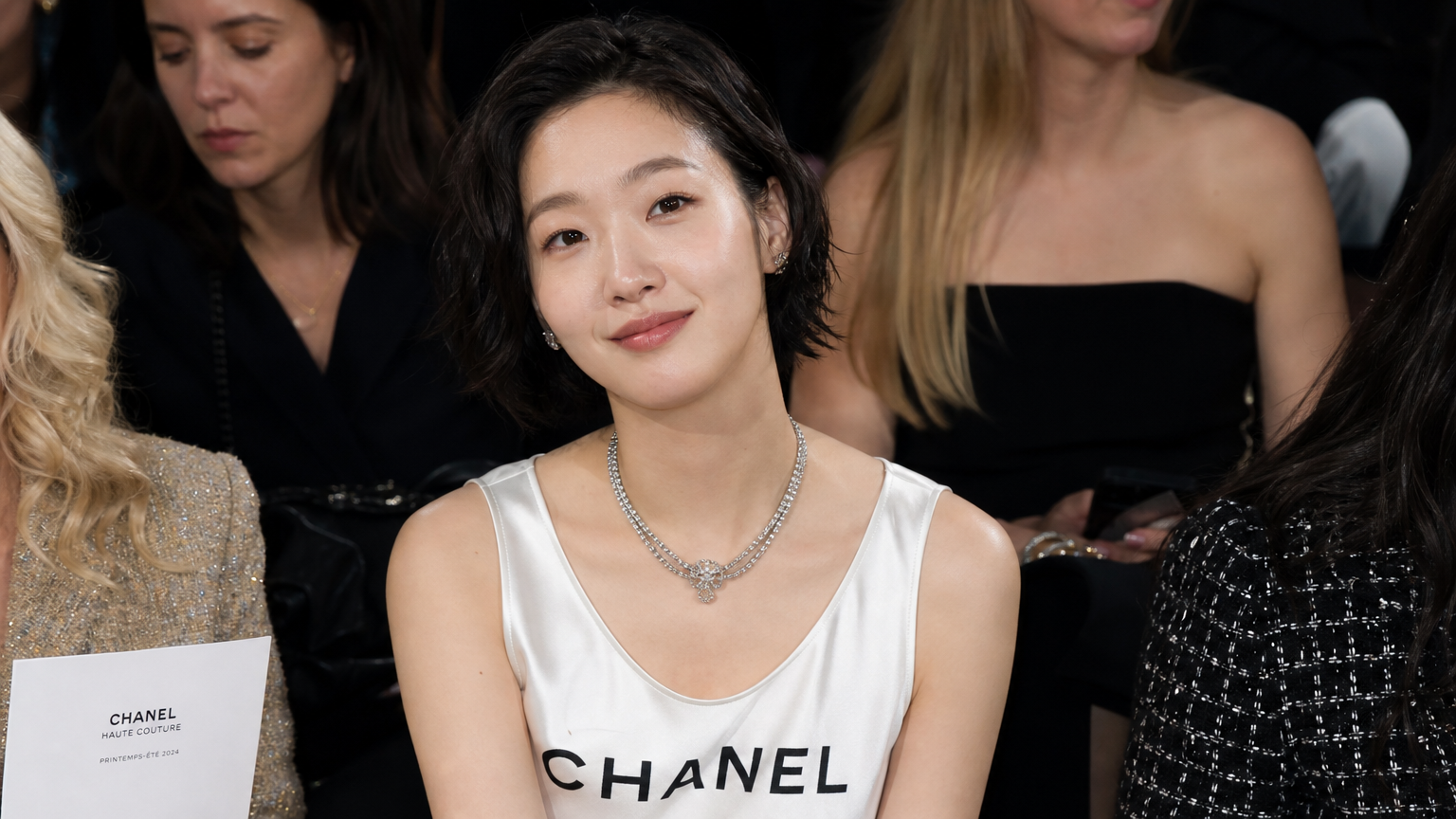 파리 꾸뛰르 쇼에서 샤넬 새틴 탑을 입고 있는 김고은