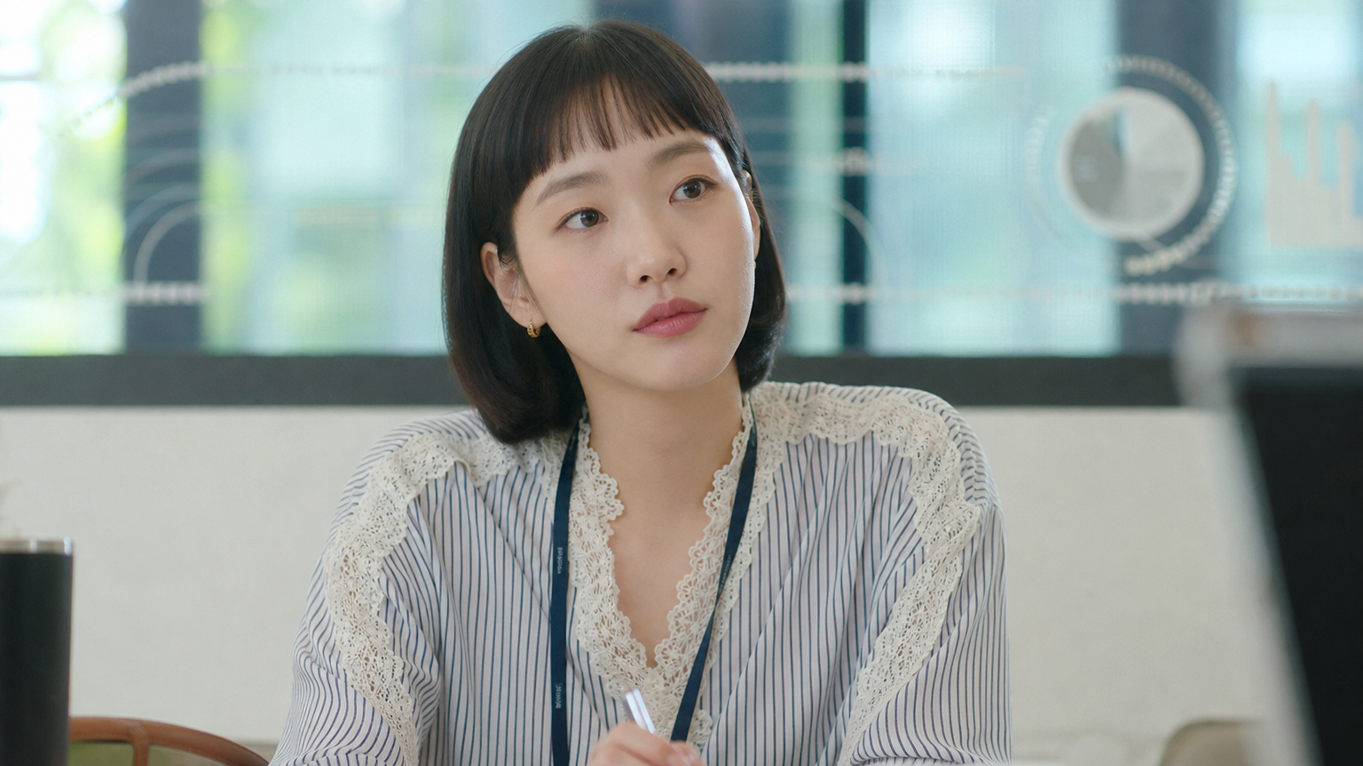 '유미의 세포들'에서 아떼 바네사브루노 레이스 배색 스트라이프 상의를 입은 김고은