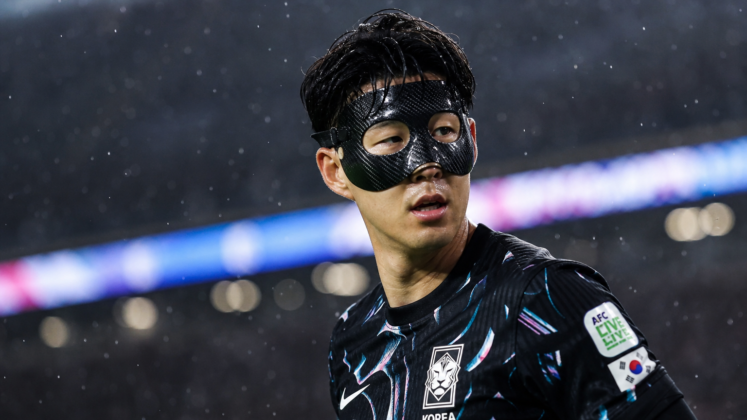 검은 보호 마스크를 쓴 채 경기 중인 한국 축구 선수