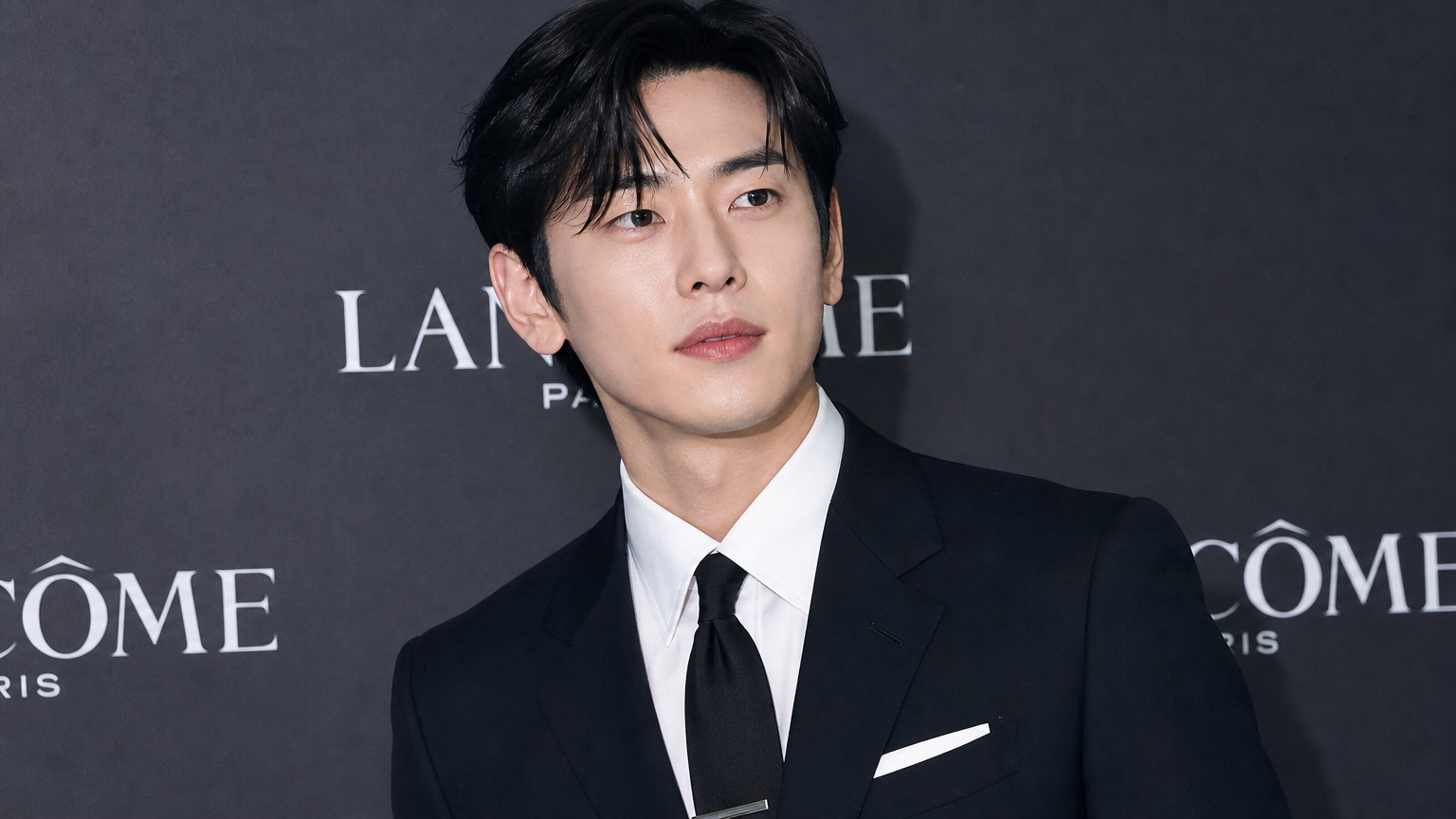공식 석상에서 완벽한 수트 핏으로 등장하는 모습