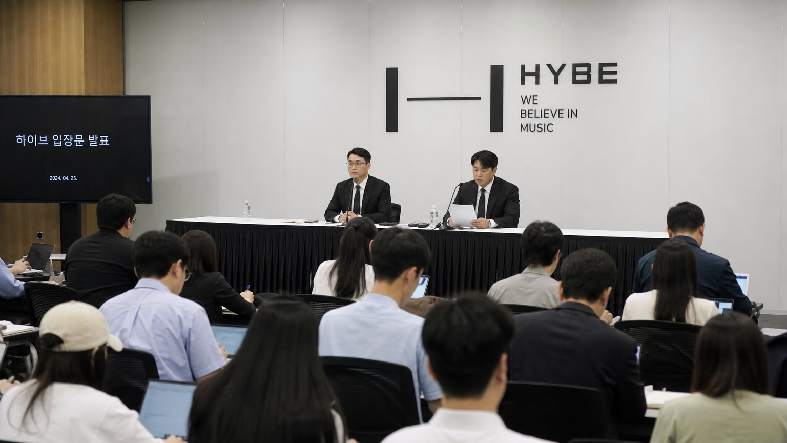 기자회견 테이블에서 발표문을 읽고 있는 현대적인 한국 엔터테인먼트 사무실
