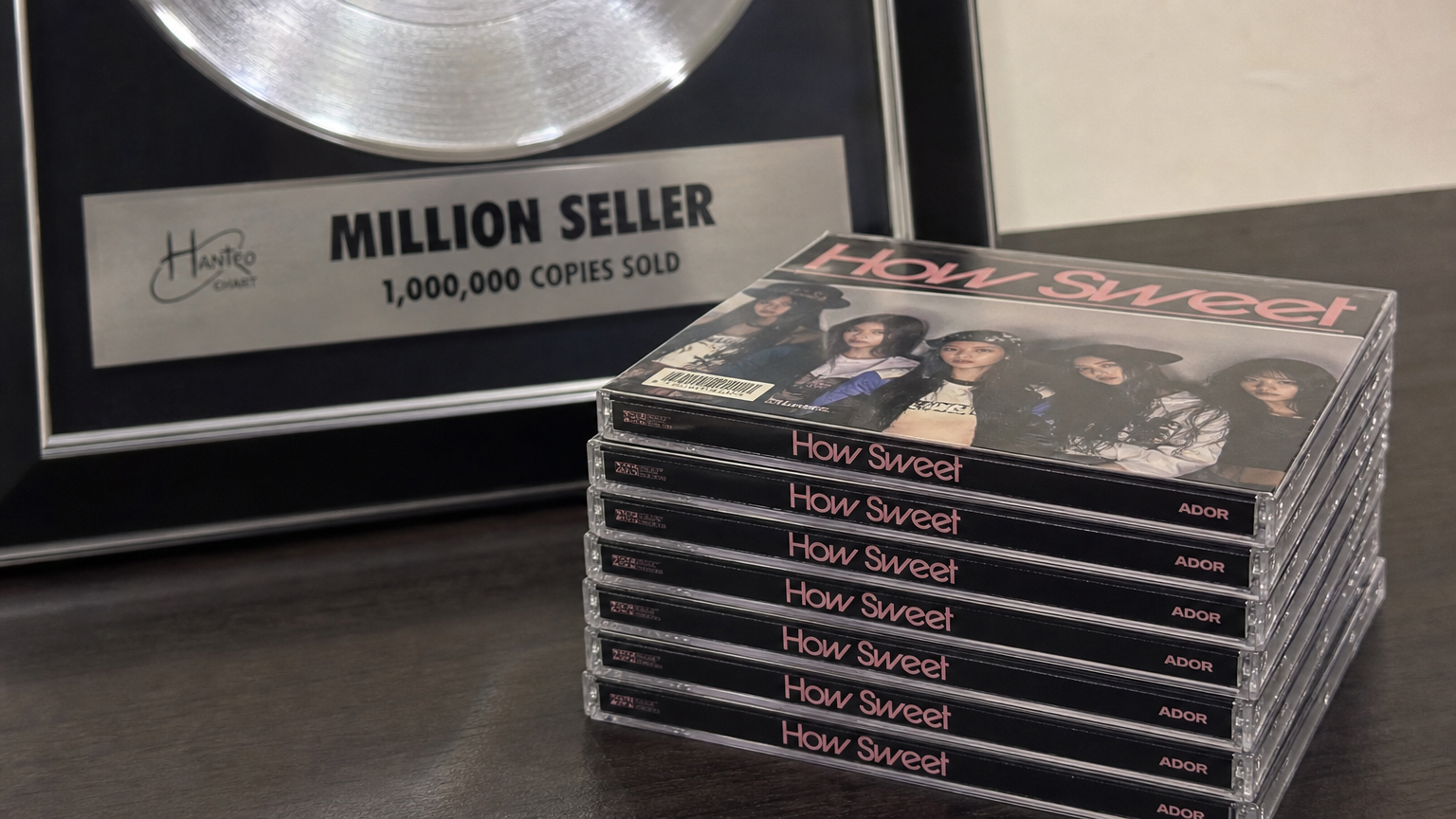 음악 산업에서의 성공을 상징하는 백만 장 판매 인증 플라크와 함께 쌓여있는 CD
