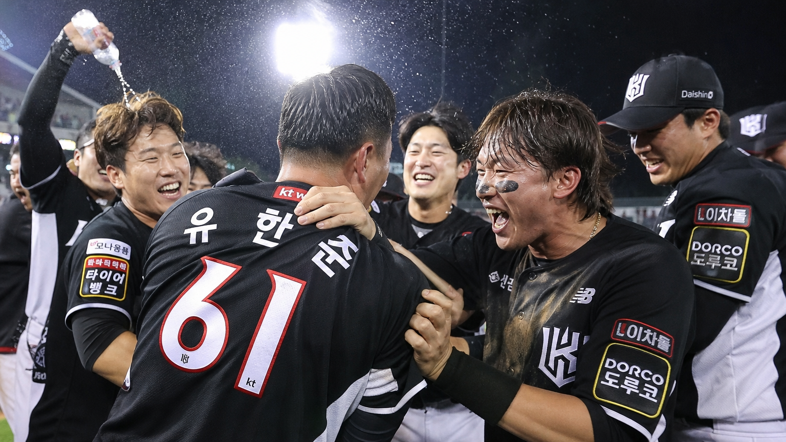 결정적인 승리를 거두고 필드에서 기쁨을 나누는 한국 야구 선수들