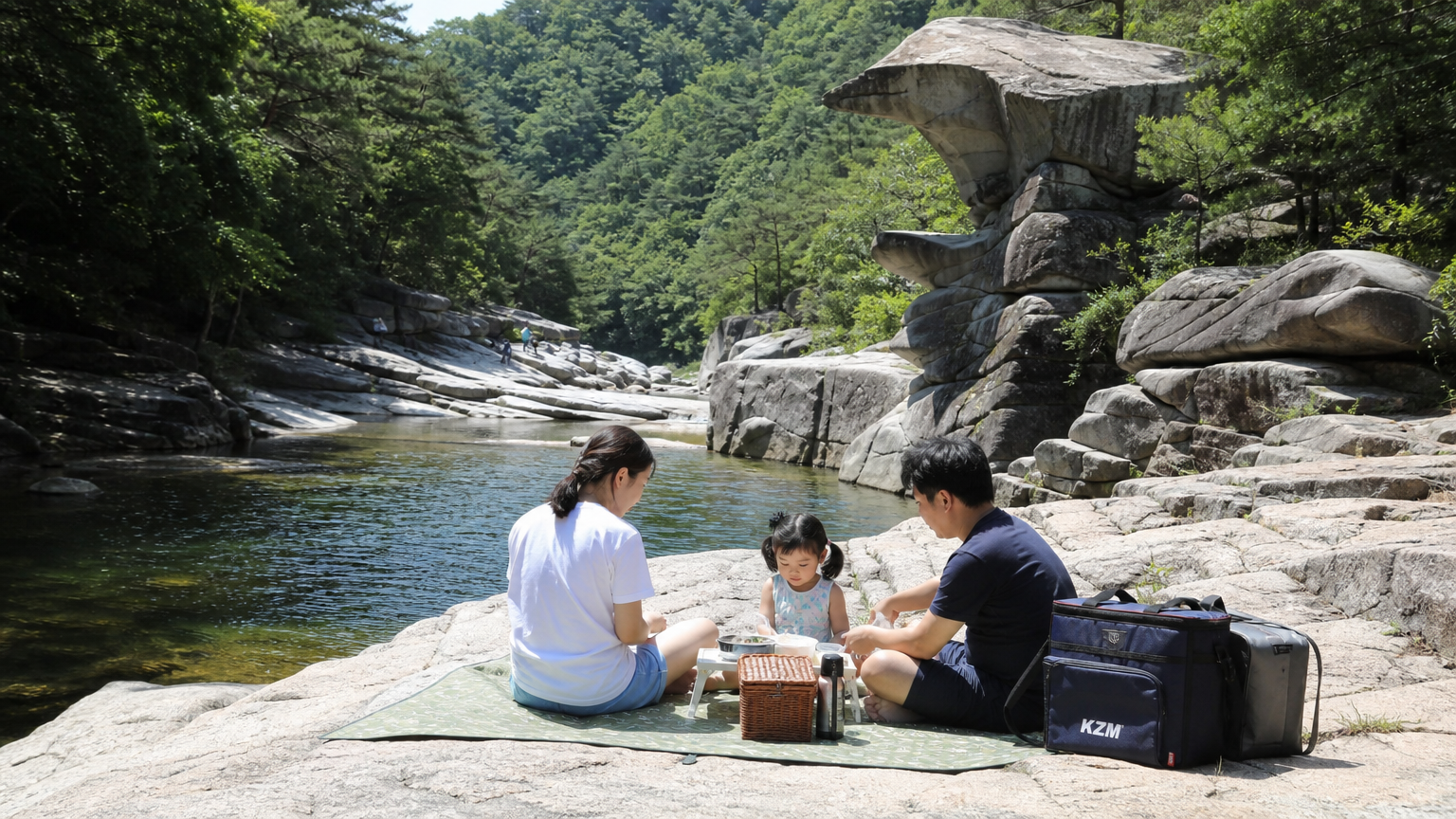 울창한 숲과 기암괴석 사이에서 소풍을 즐기는 가족 모습