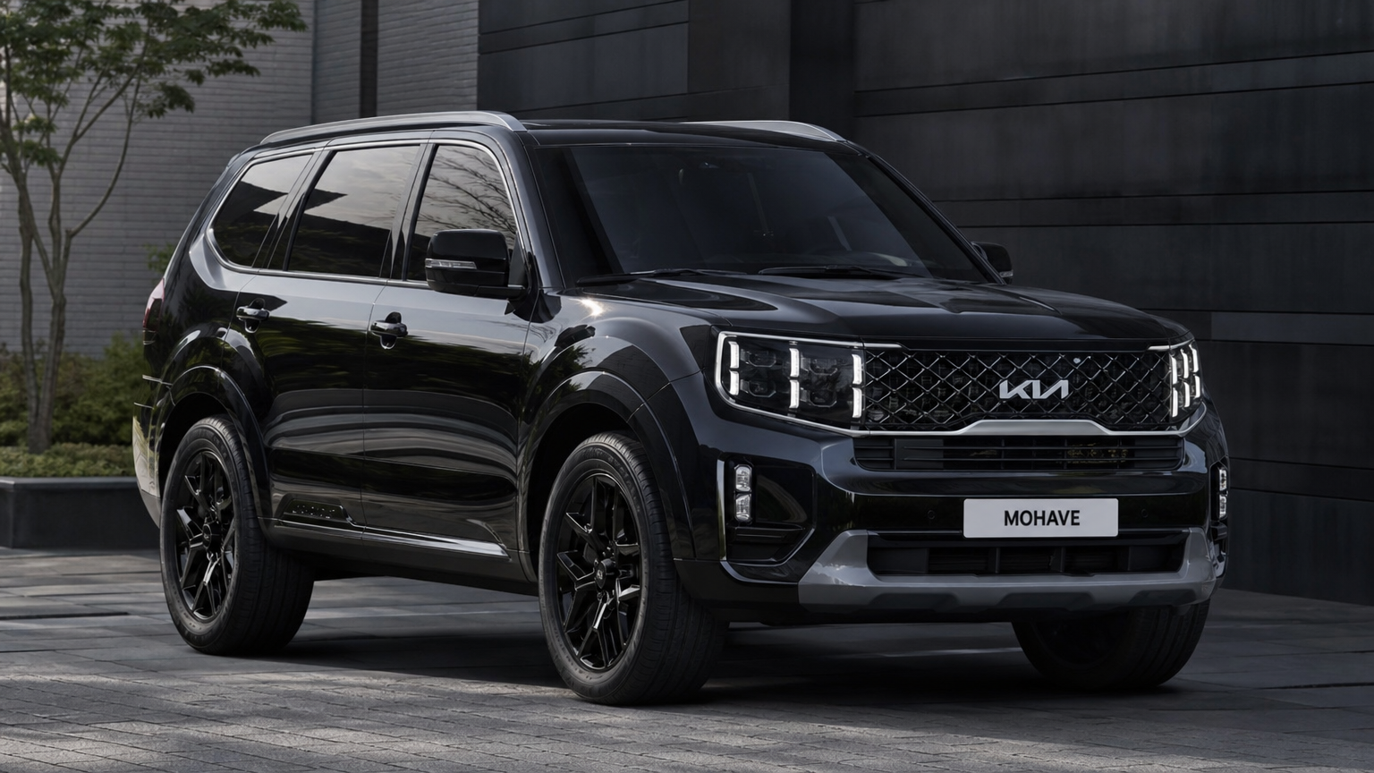 도심 속에 주차된 블랙 크롬 마감의 현대적 SUV