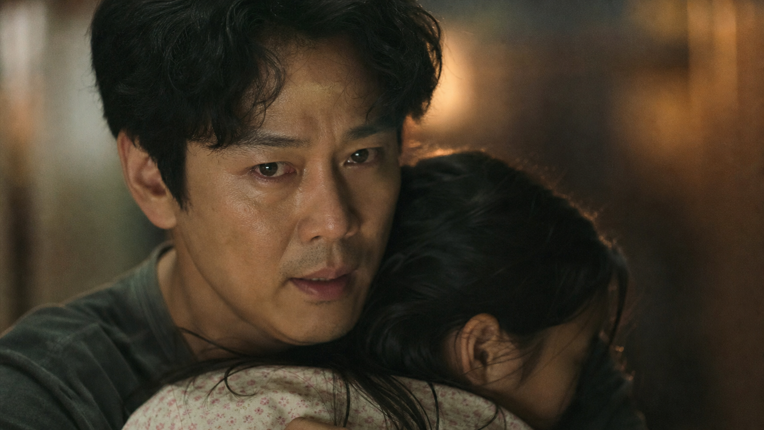 깊은 감정과 강한 존재감을 지닌 아버지 역을 맡은 배우 모습