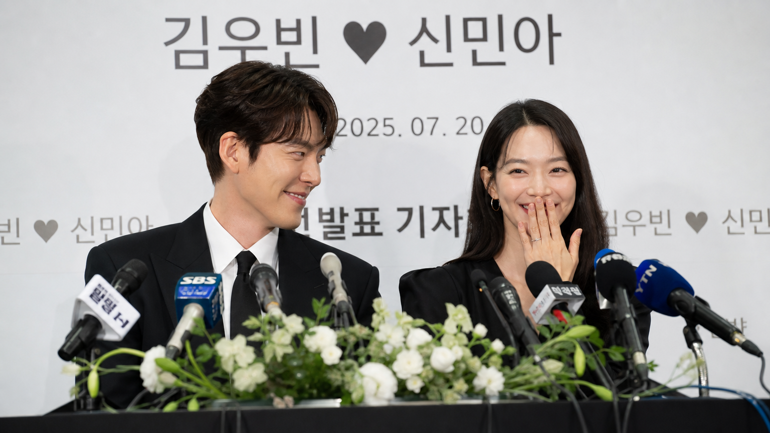 결혼 날짜를 발표하는 한국인 유명 커플과 기자들 사이의 현장