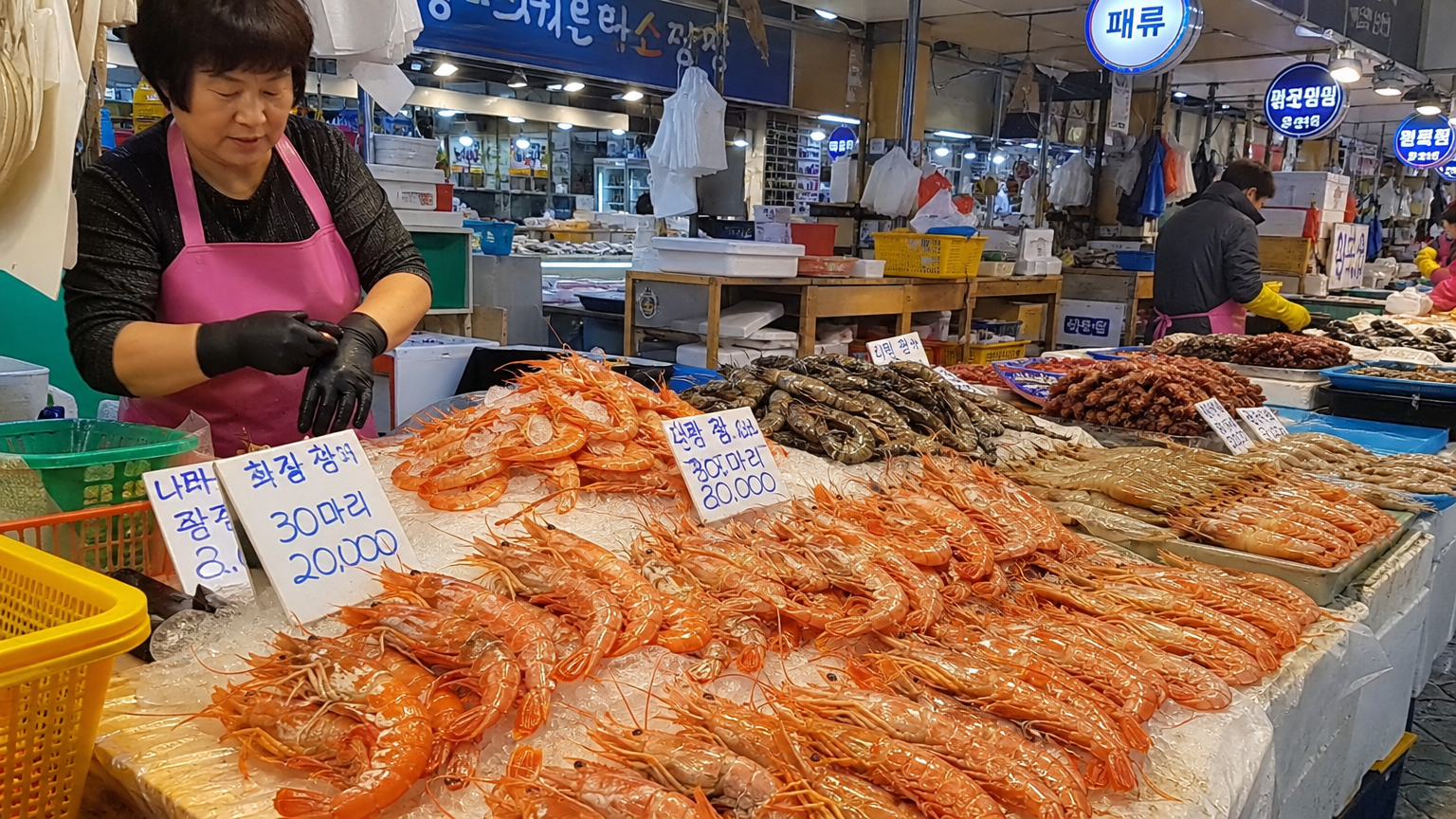 한국의 해산물 시장에서 신선하고 활기찬 새우 전시
