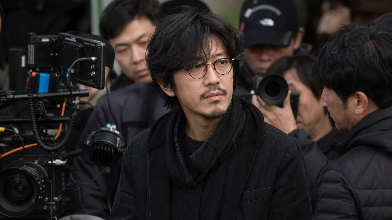 영화 촬영 현장에서 카메라 장비에 둘러싸인 나홍진 감독의 모습