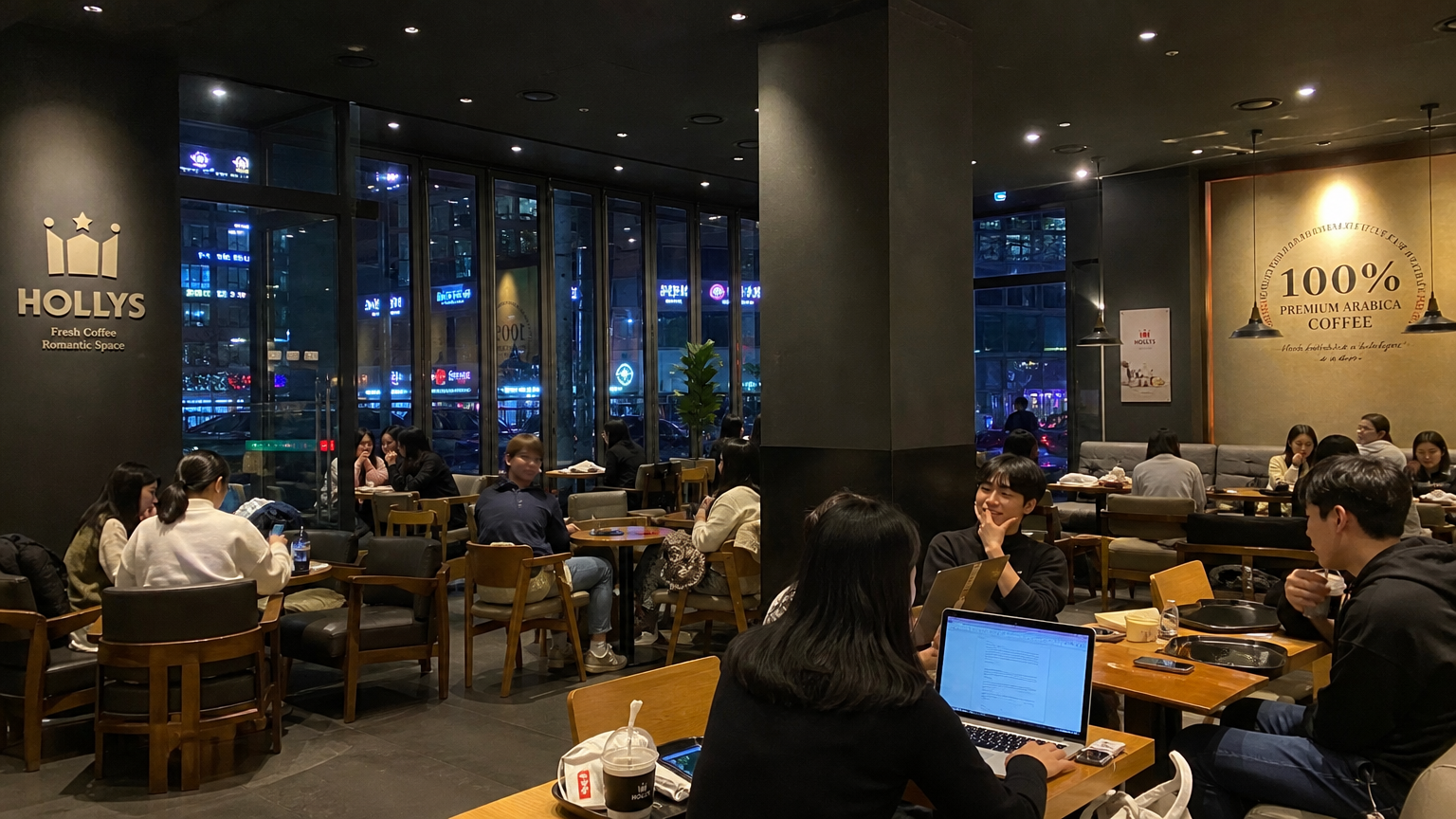 강남 할리스 카페에서 자정에도 여전히 활기찬 모습의 젊은 성인들