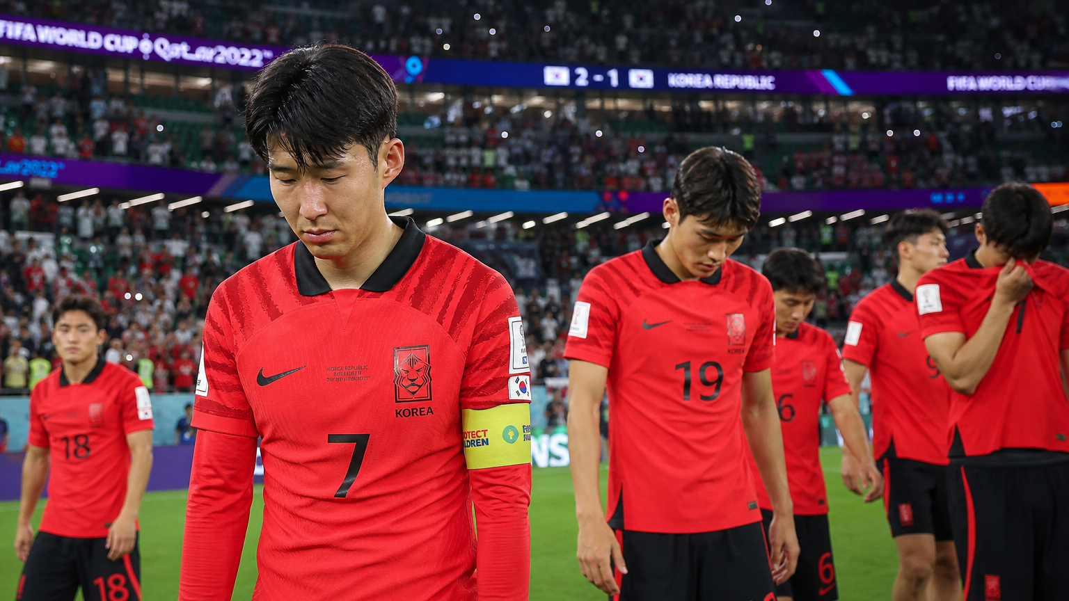 패배 후 실망하며 경기장을 떠나는 한국 축구 선수들
