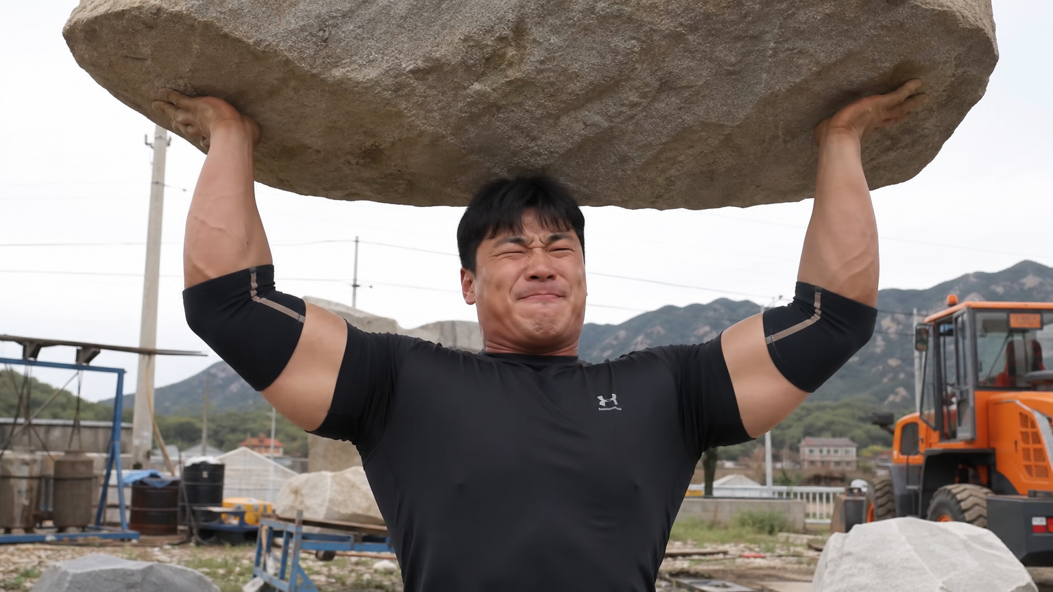 야외 환경에서 무거운 물건을 가볍게 들어 올리는 근육질의 남성 모습