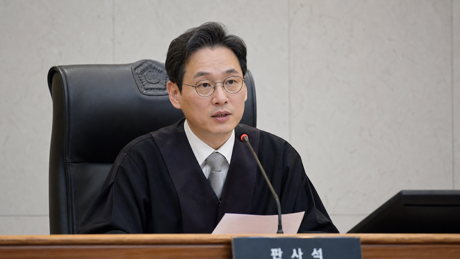 근무 중 부상을 당한 경찰관 사건에 대해 판결을 내리는 한국 판사의 모습