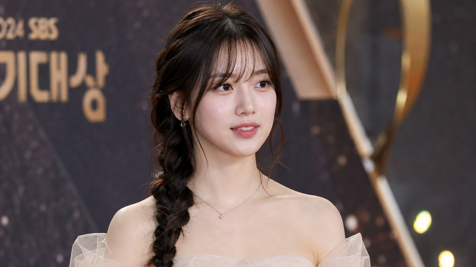 시상식에서 우아한 긴 땋은 머리와 얇은 앞머리를 한 여배우