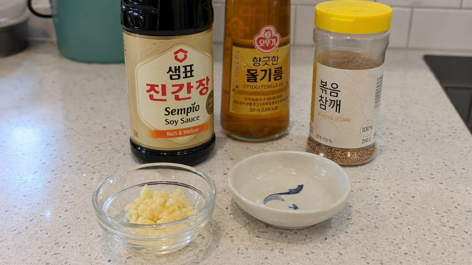 주방 조리대 위에 놓인 한국식 양념장의 재료들