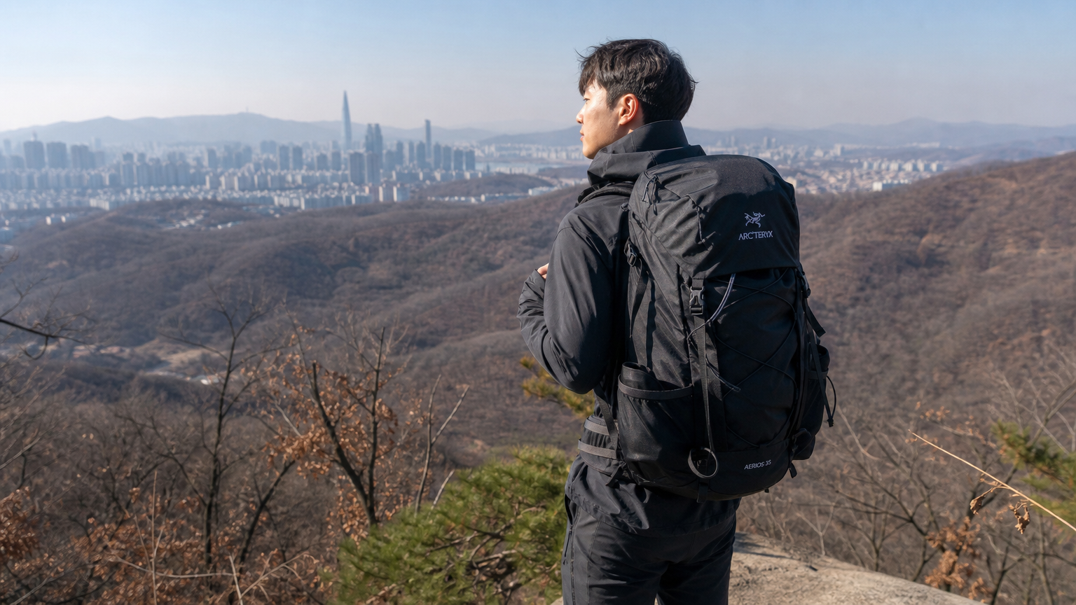 산행 준비를 하는 등산객과 도시 전경