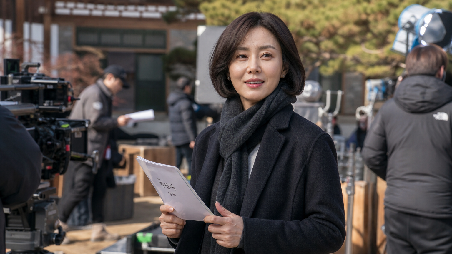영화 세트장에서 대본을 들고 있는 40대 여성 배우의 모습