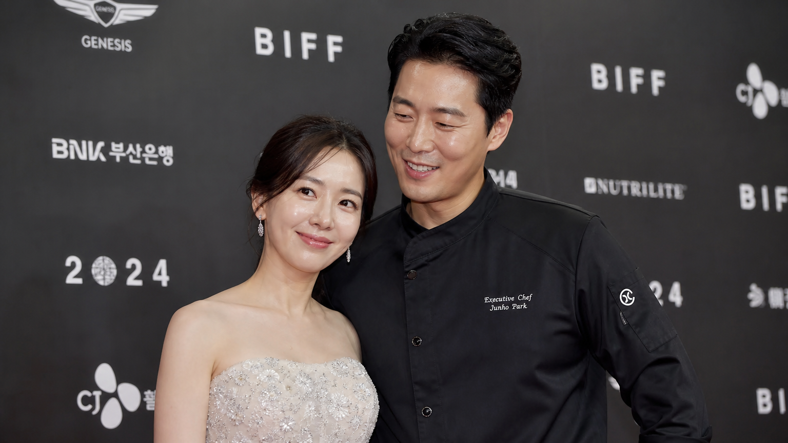 영화 시사회 레드카펫에서 우아한 드레스를 입고 사진을 찍는 여배우와 셰프 남자친구