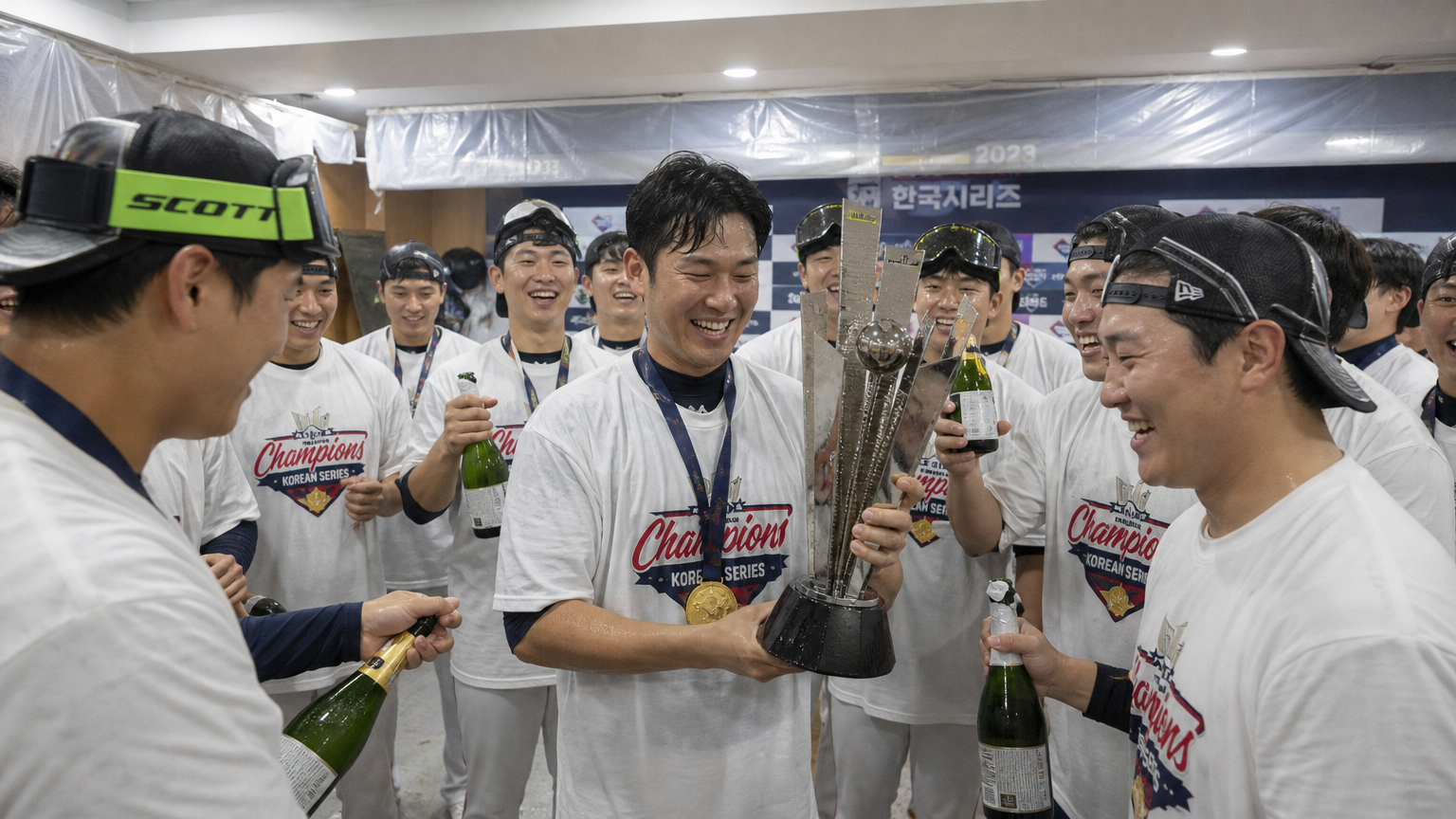 한국 야구 팀이 라커룸에서 시즌 초 우승을 축하하는 장면
