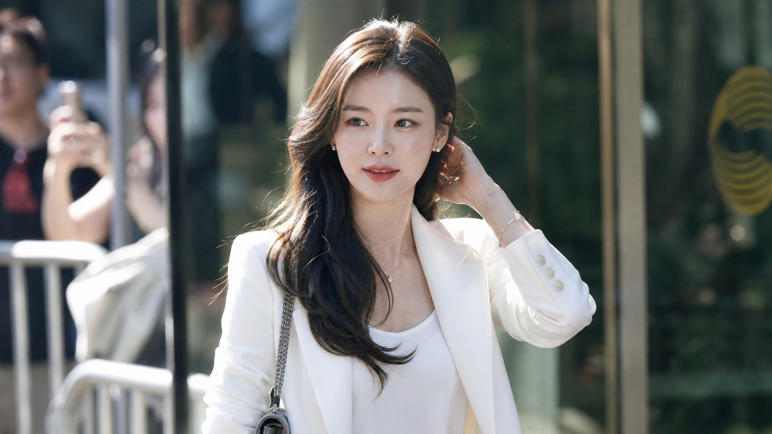 자연스러운 아름다움과 스타일을 돋보이게 하는 의상을 입은 세련된 한국 여배우