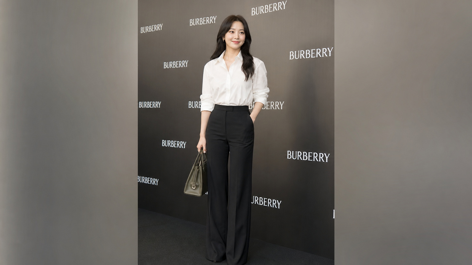 부츠컷 슬랙스 밑단이 신발을 덮어 다리가 길어 보이는 한국 여성의 모습