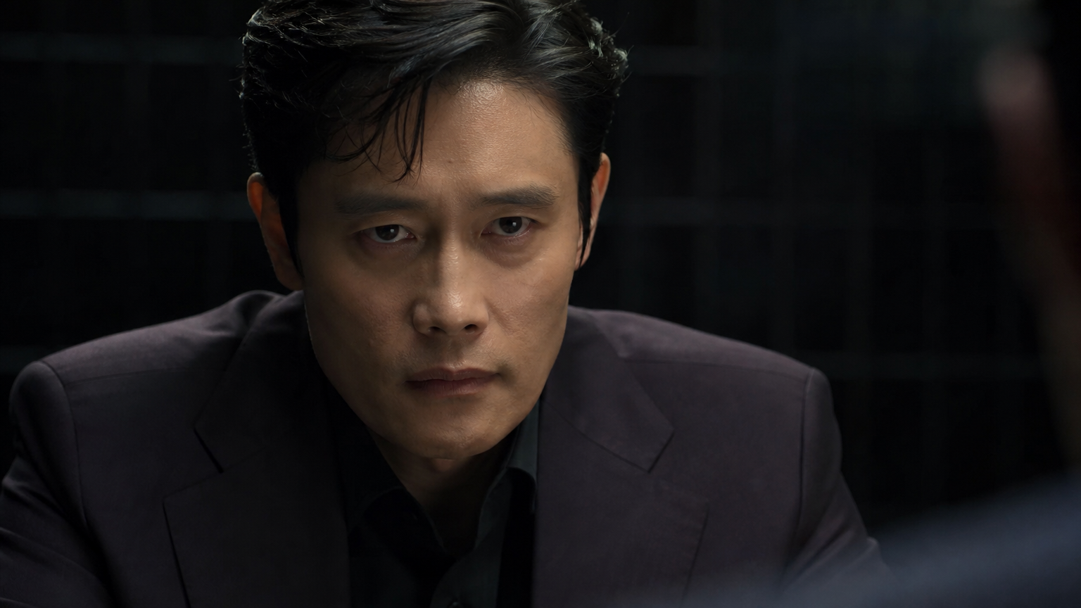 고도의 집중력으로 차가운 두뇌를 가진 주역을 연기하는 한국 배우