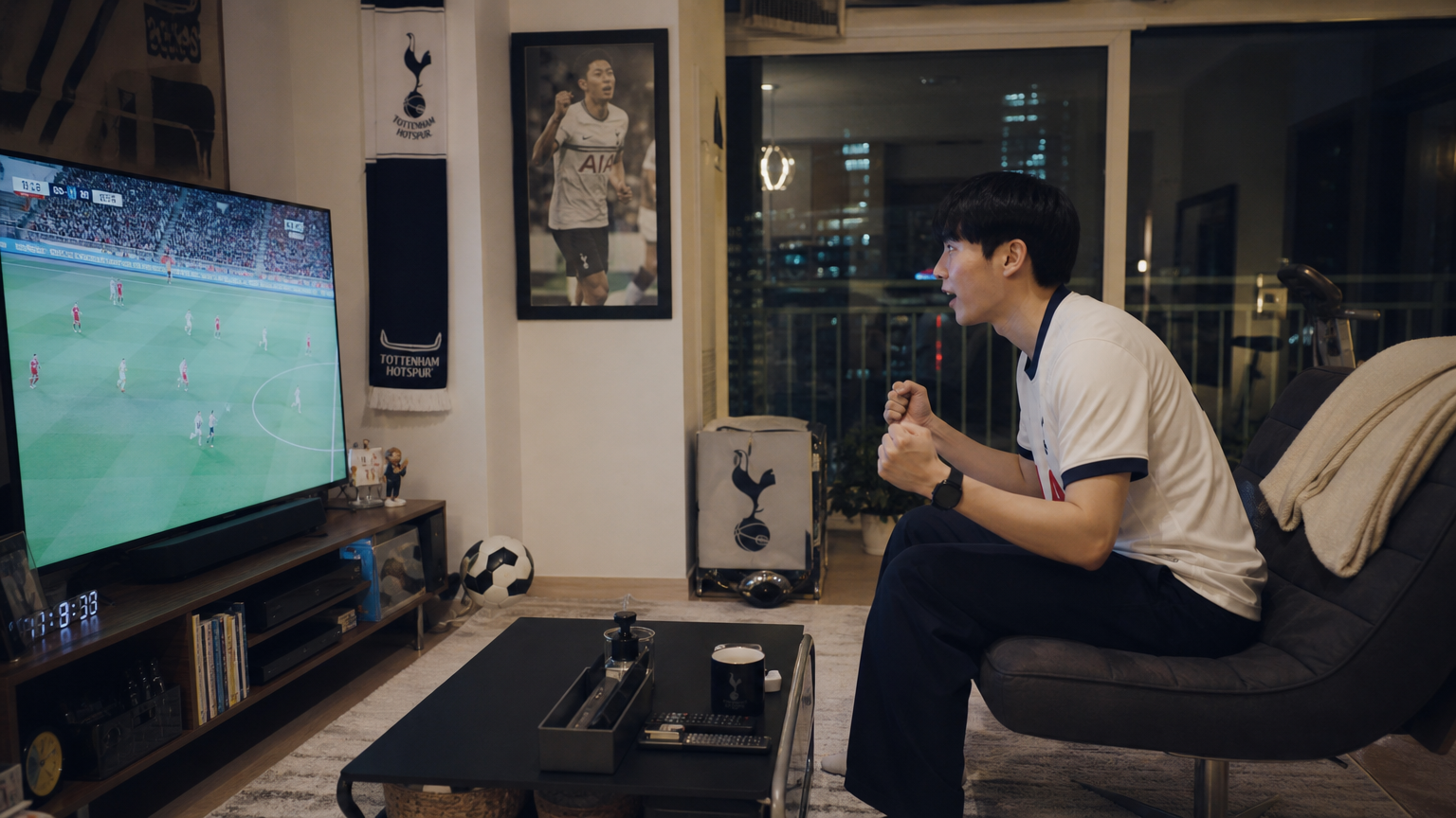 축구 팬이 현대적인 아파트에서 축구 경기를 시청하는 모습