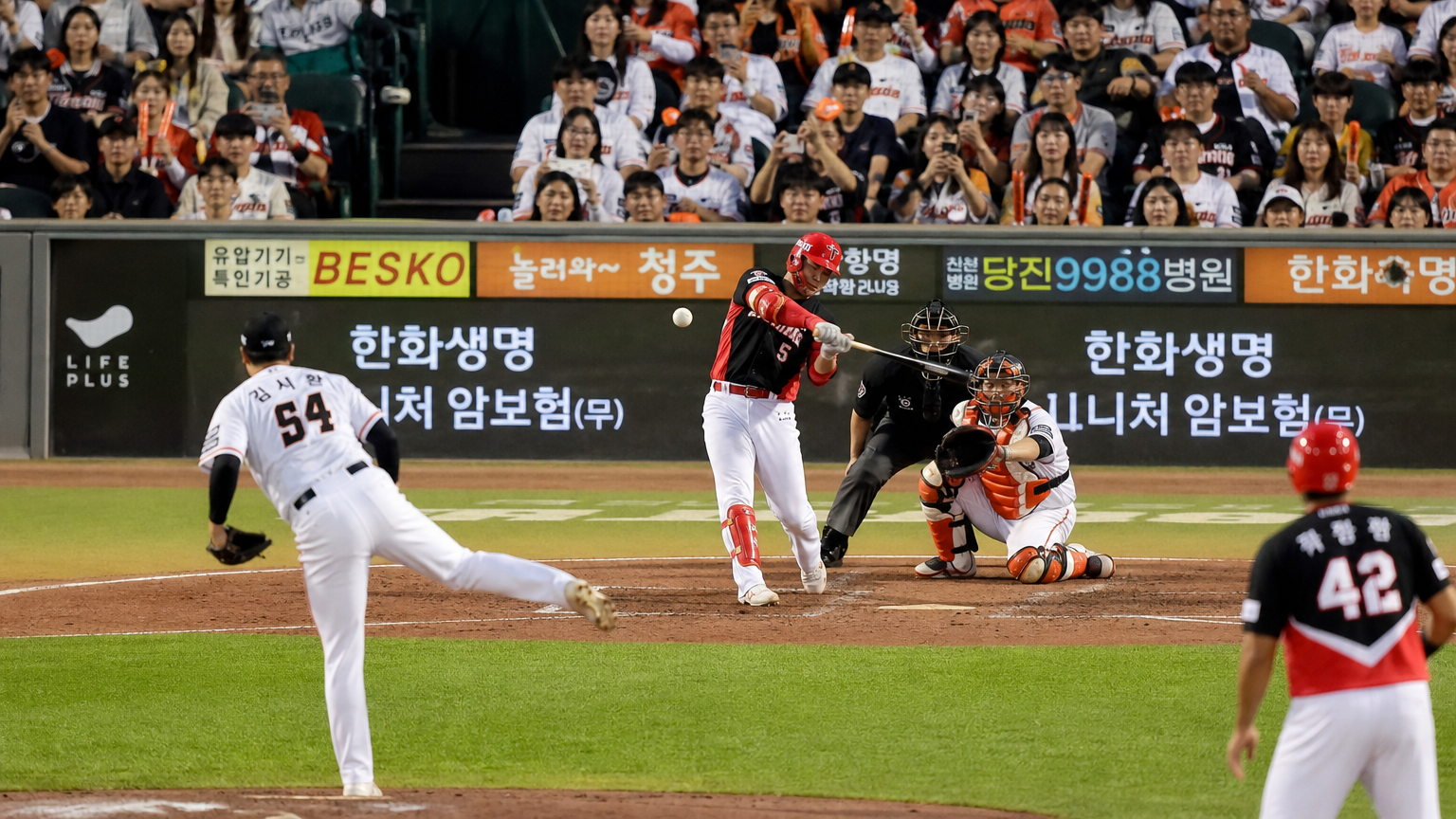 KIA 타이거즈와 한화 이글스가 경기를 펼치는 열기 가득한 야구 경기장