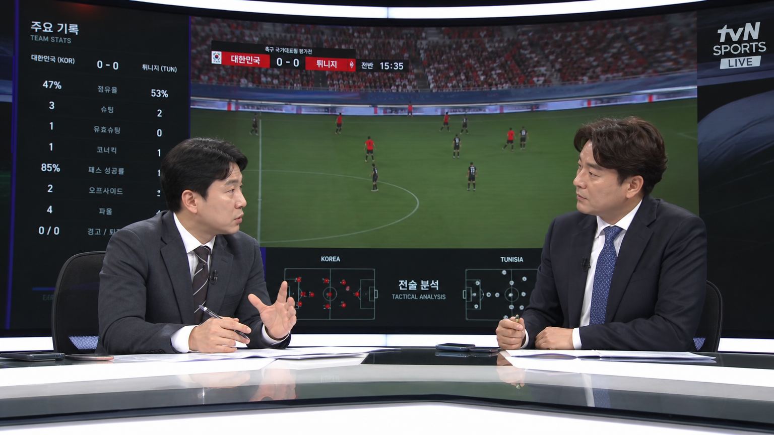 현대적인 스튜디오에서 선수 통계와 전략을 논의하는 축구 분석가들