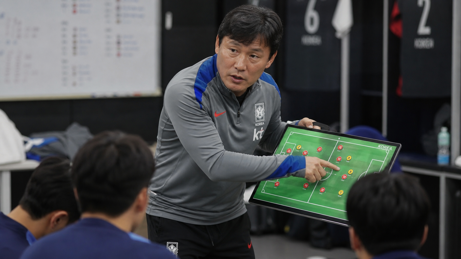 디지털 전술 보드를 활용해 선수들에게 지시를 내리는 한국 축구 코치