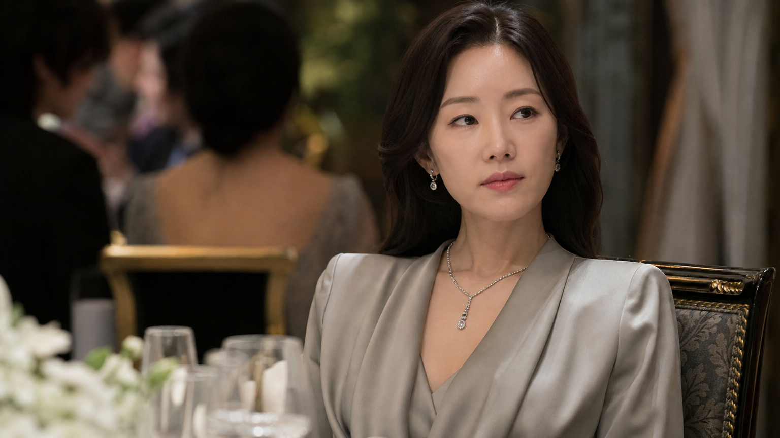 영화 세트장에서 부유한 캐릭터를 연기하며 고급스러운 의상을 입은 한국 배우