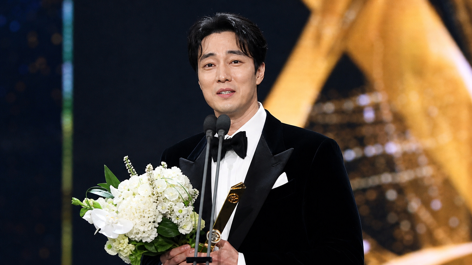 수많은 상을 받으며 무대 위에서 기쁨과 감사함을 표현하는 소지섭