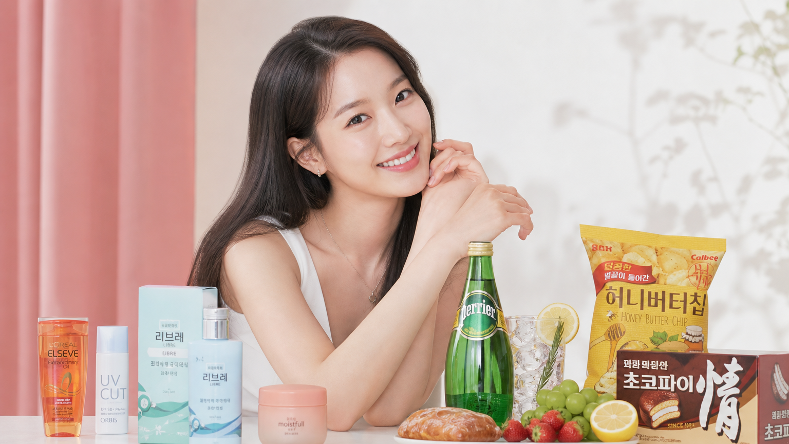 다양한 제품들이 있는 광고 촬영장에서 환하게 웃는 여배우