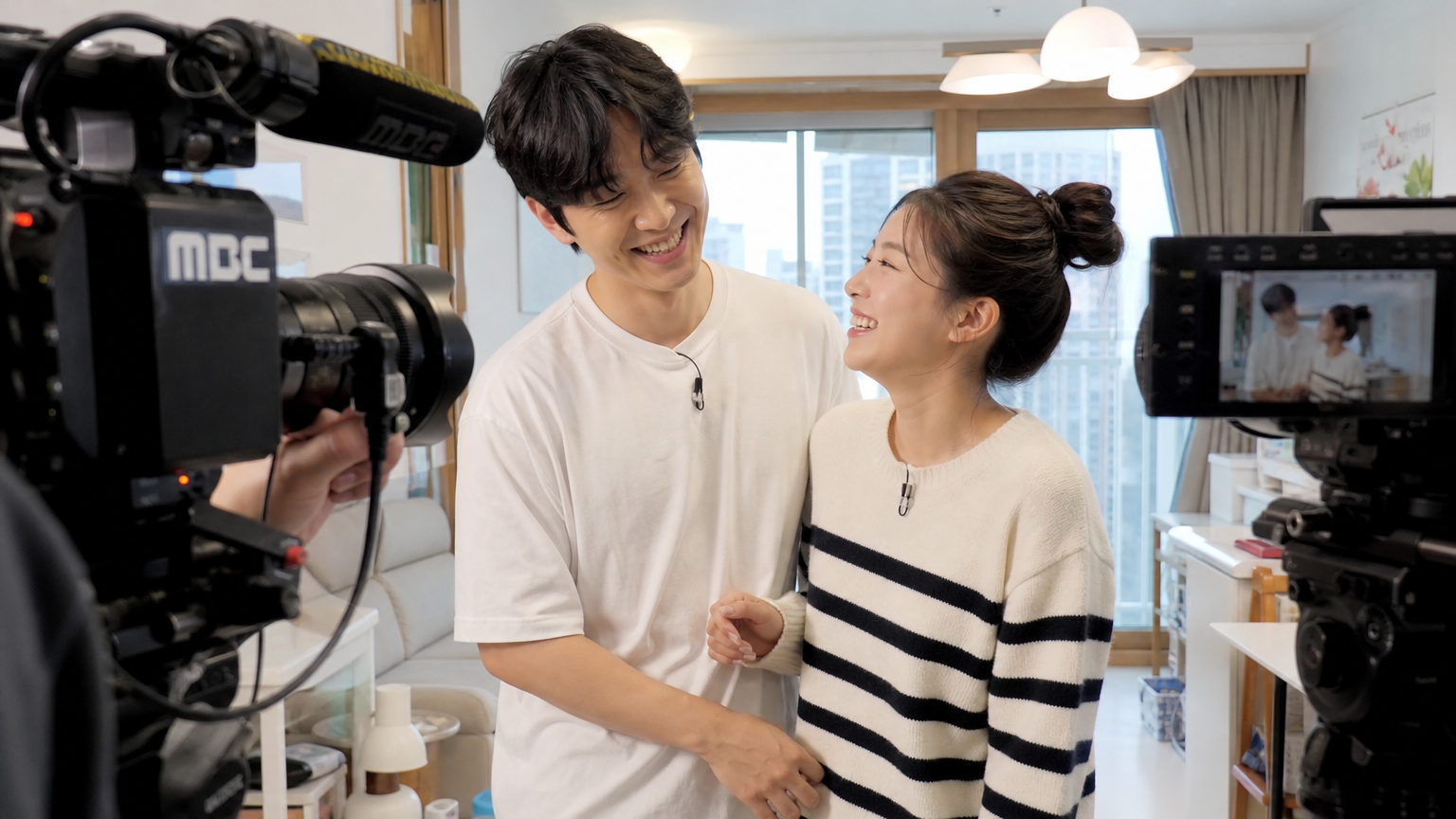 리얼리티 쇼 촬영 중 가정집에서 즐거운 시간을 보내는 커플