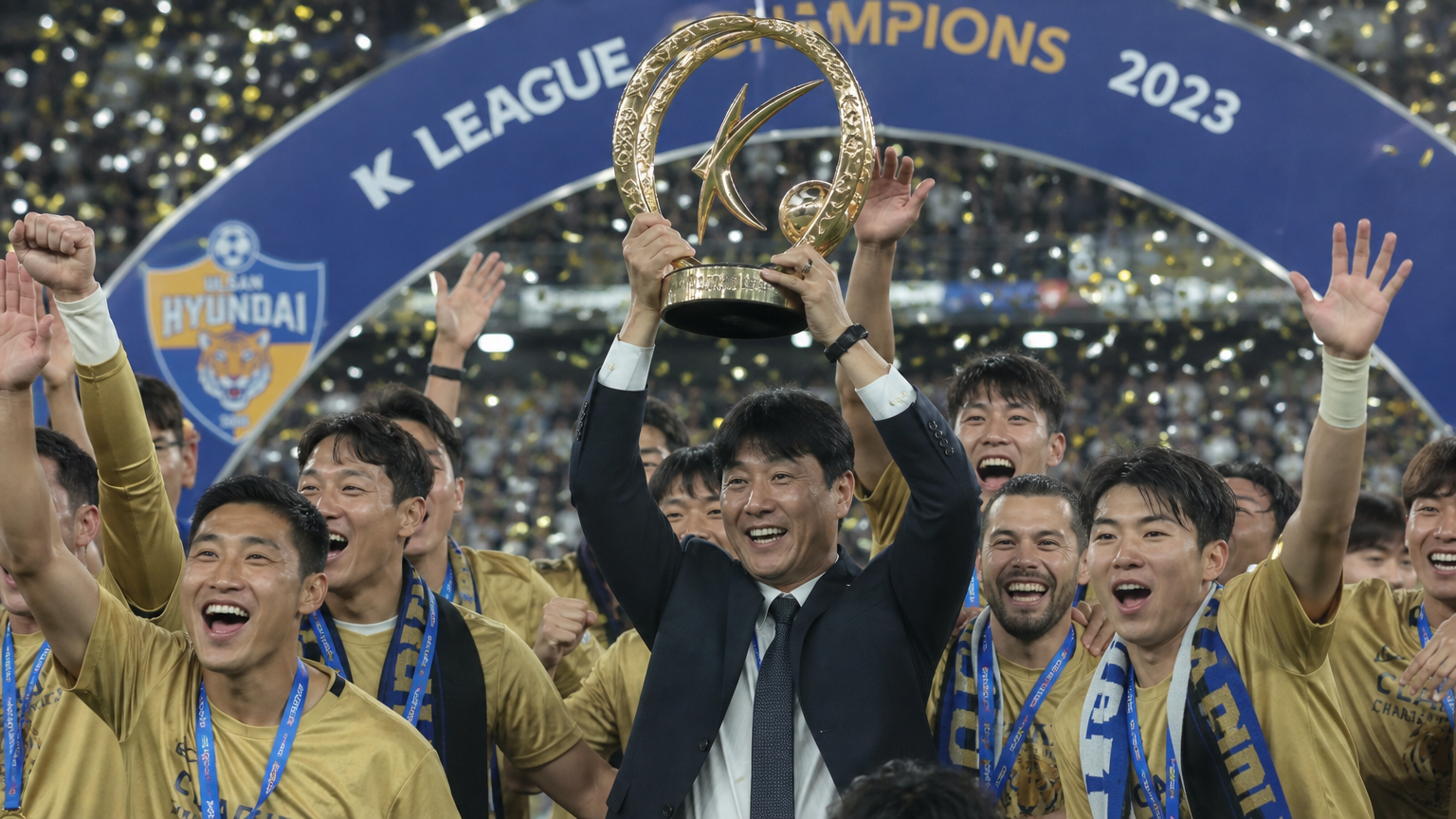 K-리그 트로피를 들어올리는 한국인 축구 매니저와 환호하는 팀원들