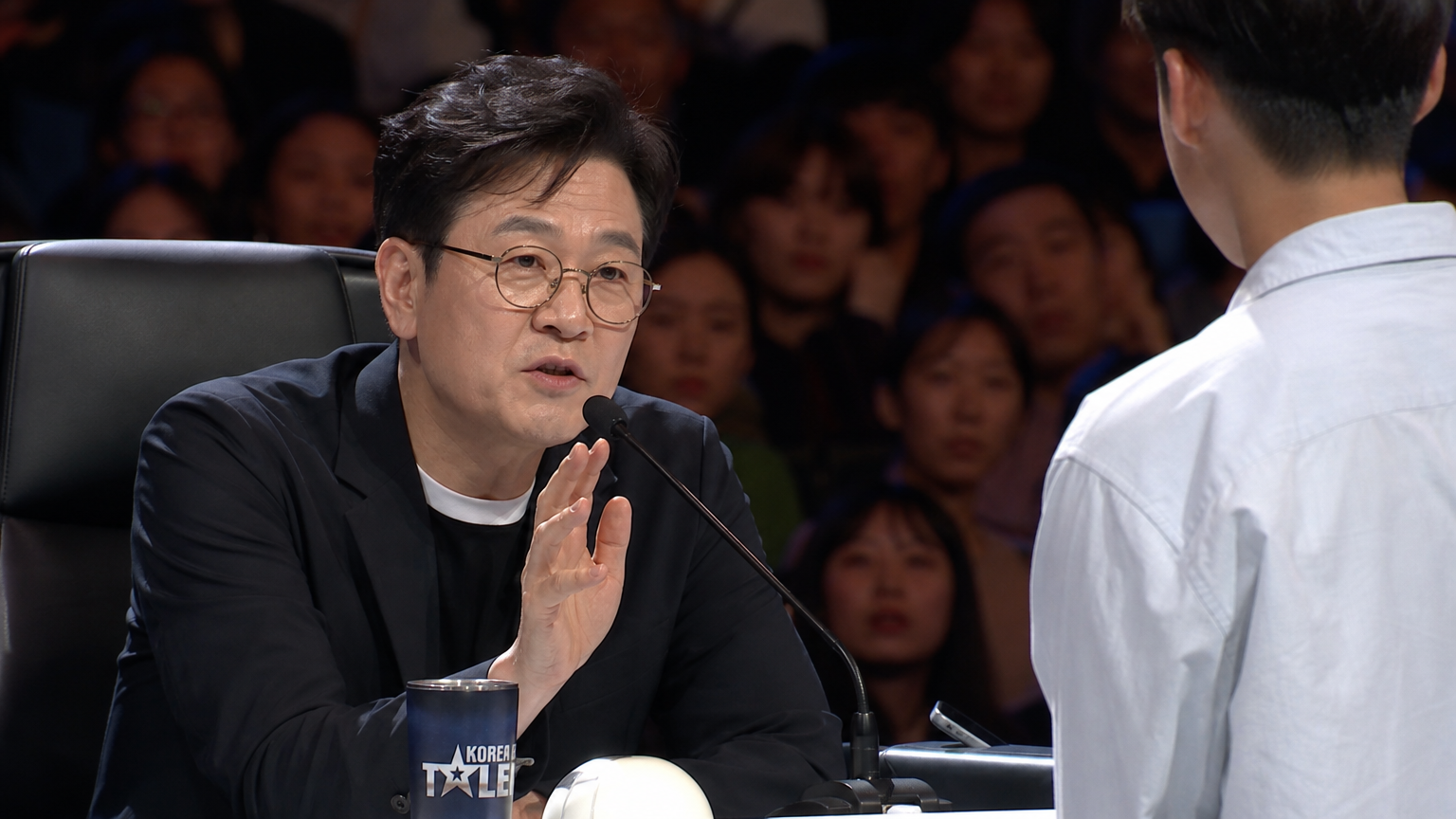 심사위원이 진지하게 평가하는 장면
