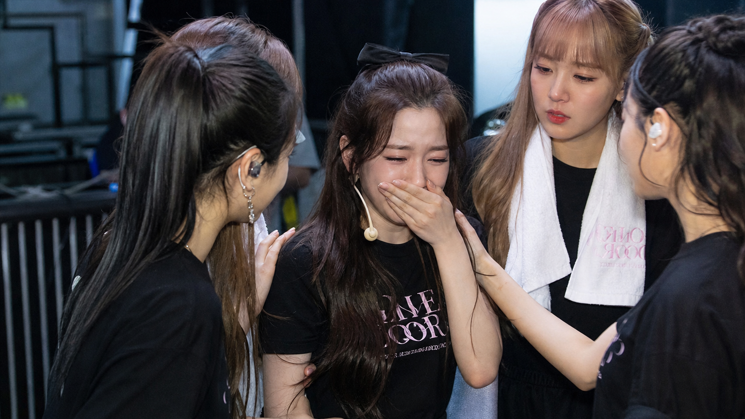 공연 후 대기실에서 눈물을 터뜨리는 젊은 가수