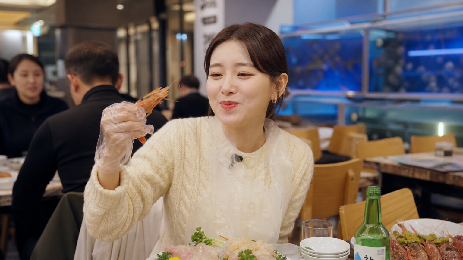 현대적인 해산물 레스토랑에서 신선한 새우회를 즐기는 미식가의 모습